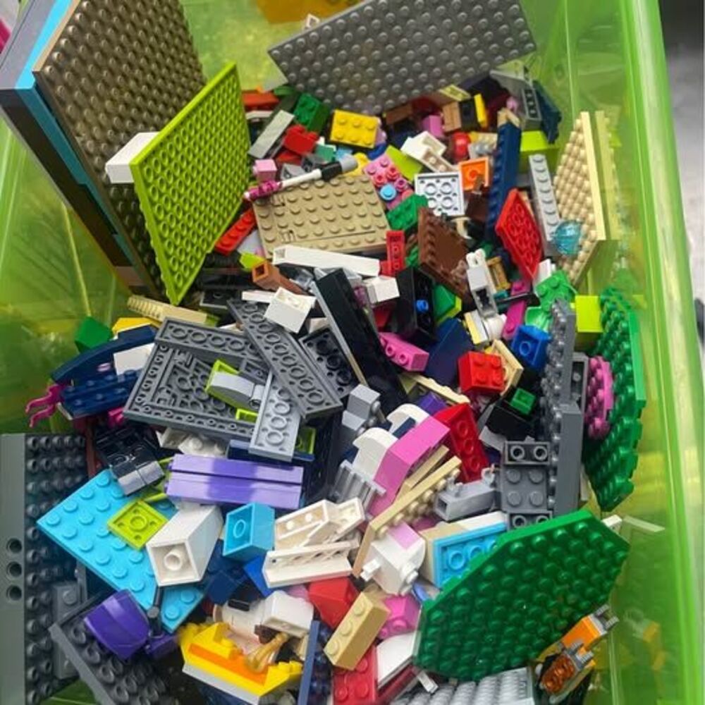 Box of Legos 9 lbs mix Lego box - Picture 3 of 3